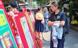 Đến Đường sách TP.HCM xem báo xuân tiến bước thời đại số