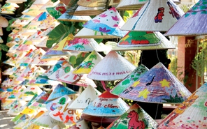 TP.HCM khoác áo mới rực rỡ bằng hàng ngàn chiếc nón lá vẽ tay