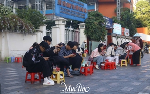 Thời tiết TP.HCM 18 độ C: người trẻ mặc áo khoác uống cà phê, đi làm