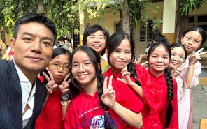 Học sinh cosplay 'khách quốc tế' dạo chơi hội xuân Trường THCS Hoa Lư