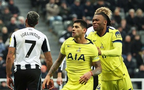 Thua Newcastle, Tottenham lún sâu vào cuộc đua trụ hạng tại Premier League