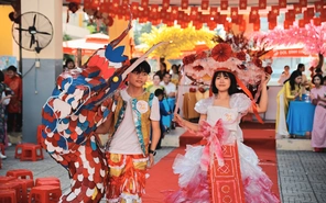 Sàn diễn thời trang tái chế gây chú ý Hội xuân Trường THCS Lương Định Của