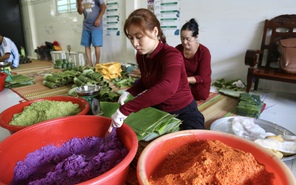 Nhộn nhịp lò bánh tét lá cẩm 3 thế hệ ở Cần Thơ ngày cận Tết