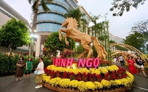 Dạo bước Hội hoa xuân Phú Mỹ Hưng 2026, khám phá những 'chiến mã' nổi tiếng thế giới