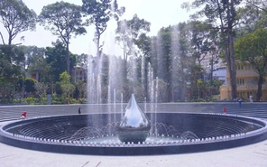 Bạn trẻ xúc động khi tham quan Công viên số 1 Lý Thái Tổ