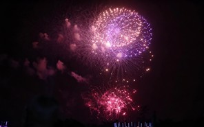 Dòng người đông nghịt xuống đường đón pháo hoa tại TP Cần Thơ