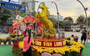 Linh vật ngựa xoay 360 độ hút bạn trẻ check-in tại Vĩnh Long