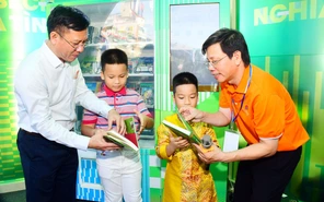 Khám phá ATM lì xì sách tại Đường sách Tết Bính Ngọ