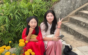 Người người xúng xính du xuân mùng 1 Tết