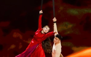 Hòa Minzy khiến khán giả thót tim vì đu dây không đeo đai an toàn