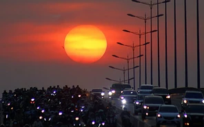 Chiều xuống, người người đổ về cầu Sài Gòn săn hoàng hôn