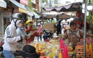 Không khí khu chợ bán bánh lễ ở phường Chợ Lớn trước ngày vía Thần Tài