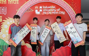 Ngắm không gian check-in Tết ngập tràn sắc đỏ ở các trường đại học