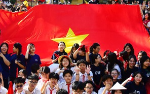 Cờ đỏ sao vàng tung bay trong liên hoan dân vũ xuân Bính Ngọ của học trò Hồng Bàng