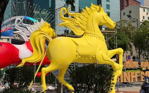 Linh vật ngựa khổng lồ xuất hiện tại đường hoa Nguyễn Huệ