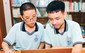 Hai học sinh lớp 8 tái hiện lịch sử qua phòng tranh ảo