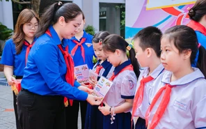 Lễ kết nạp Đội đầy cảm xúc của Trường TH Đông Ba