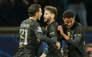 Thủ môn mắc sai lầm khiến Chelsea thảm bại 2-5 trước PSG