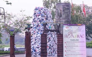 Đến triển lãm Hoa và rác, nghe phế liệu kể chuyện