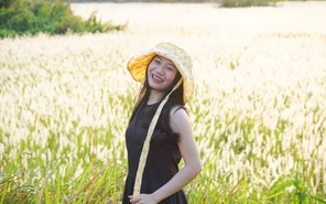 Đường đến cánh đồng cỏ tranh thơ mộng giữa làng đại học