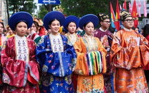 Hàng trăm bạn trẻ cùng nhảy flashmob trong Ngày hội Việt phục Tóc Xanh Vạt Áo 2026