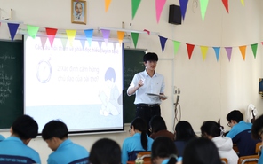 Học sinh Trường THPT Bùi Thị Xuân đứng lớp giảng bài