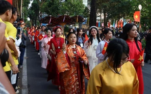 Tóc xanh vạt áo: Bạn trẻ diễu hành, đồng diễn Việt phục