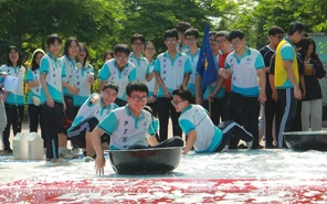 Teen Phổ thông Năng khiếu sôi nổi trò chơi tập thể trong Hội trại truyền thống