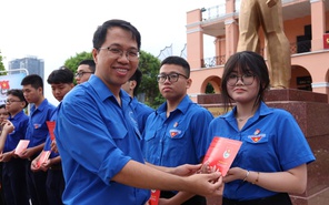 Trường THPT Trần Văn Giàu kết nạp đoàn viên mới tại Bến Nhà Rồng