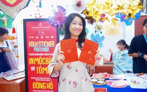 Tự tay in tranh mộc bản tại Ngày hội Tóc xanh vạt áo 2026