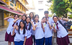 Học sinh Trường Trung học Thực hành Đại học Sư phạm ‘in dấu giờ xanh’ hưởng ứng Giờ Trái Đất