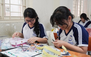 Học sinh Trường THPT Hồ Thị Bi 'gói' thanh xuân trong khung hình tập thể