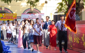 Teen Trung học Thực hành Đại học Sư phạm mở 'mini show', diễu hành trang phục các quốc gia