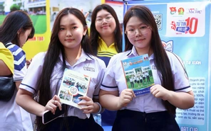 Teen lớp 9 chốt nguyện vọng sau khi ghé gian tư vấn Trường THPT Bùi Thị Xuân, Trưng Vương