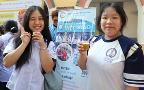 Học trò hào hứng trải nghiệm nghề pha chế, làm bánh