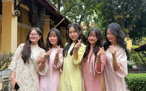 Học trò Trường THPT Nguyễn Thị Minh Khai diện áo dài đa sắc màu đến trường