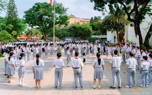 Hướng dẫn thực hiện Nghi thức Đội: Chi tiết cách thắt và tháo khăn quàng đỏ cho đội viên