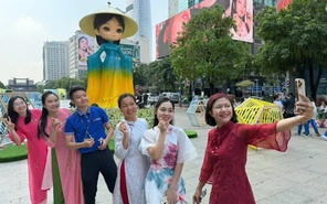 Đến Phố đi bộ Nguyễn Huệ check-in cùng tượng chibi cô gái mặc áo dài