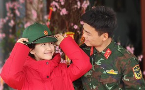 Hòa Minzy công khai bạn trai quân nhân cùng tuổi, cho biết đã được hỏi cưới