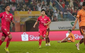 Hoàng Hên lập cú đúp giúp CLB Hà Nội thắng trận derby Thủ đô