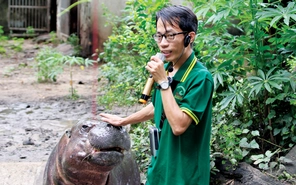'Nghề' chăm sóc động vật tại Thảo cầm viên Sài Gòn