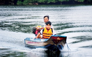 Khi học trò "đạp gió, rẽ sóng" đến trường