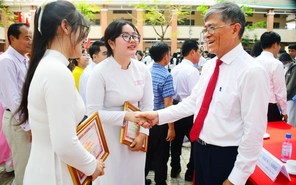 Trường THPT Tân Túc đạt chuẩn quốc gia mức độ 2