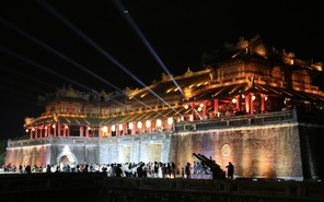 Đại Nội Huế chật kín du khách trong đêm 'Hoàng cung huyền ảo'