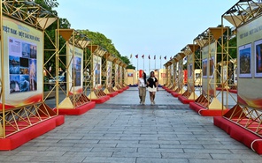 Đến đường đi bộ Nguyễn Huệ thưởng thức triển lãm ảnh 'Việt Nam - Một dải non sông'