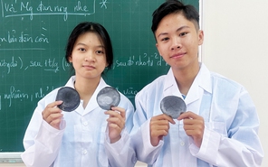 Đôi bạn An Giang chế tạo bạt phủ thân thiện với môi trường