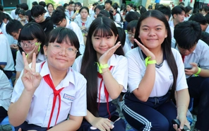 800 teen lớp 9 'lên tàu', làm học sinh Trường THPT Võ Văn Kiệt