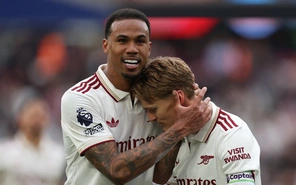 Thắng nghẹt thở West Ham, Arsenal tiến gần ngôi vương Premier League