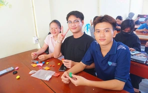 Sinh viên Nhân văn lan tỏa yêu thương qua workshop Dệt hoa
