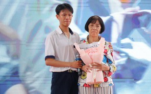 Xúc động trước lời tri ân đặc biệt của nam sinh Trường THPT Phan Đăng Lưu dành cho bà ngoại